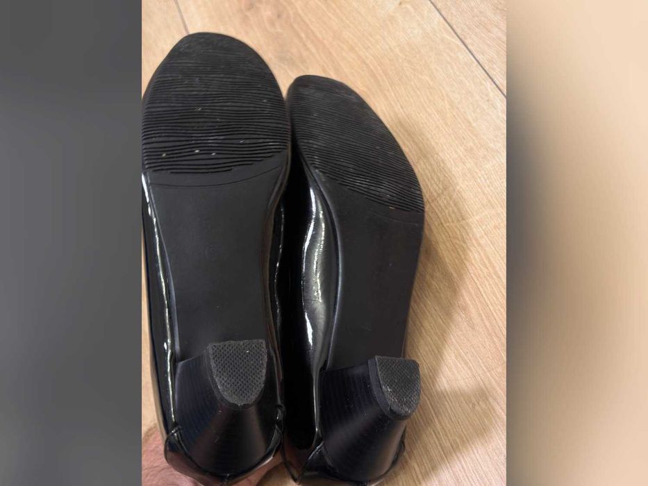 Buty czarne we wzór krokodyli na słupku 38
