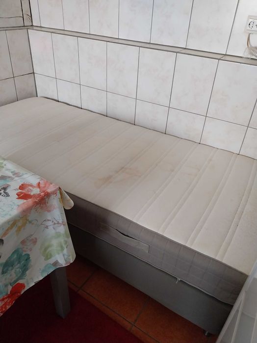 Cama de solteiro Ikea com colchão