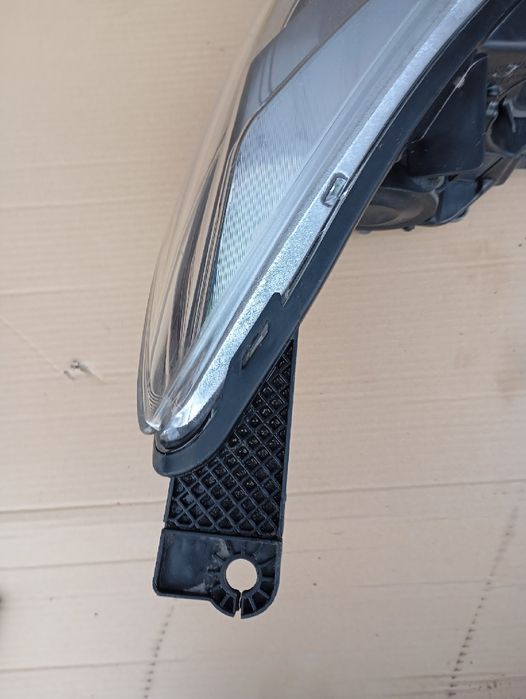 Ford Focus MK3 Lampa przód lewa Xenon BM5113D155AJ
