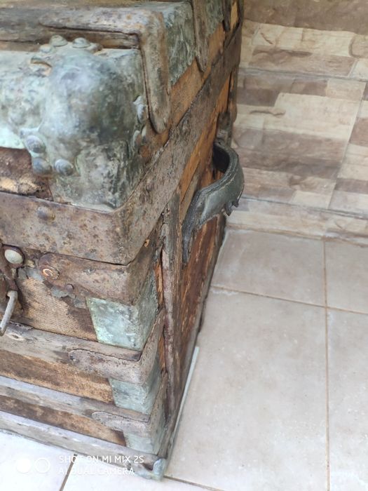 Mala antiga em bom estado de conservação