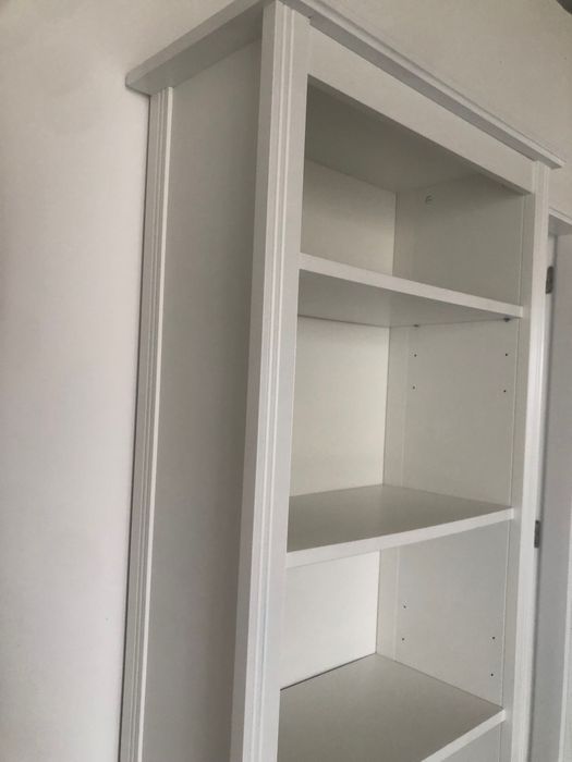 Estante de livros em bom estado