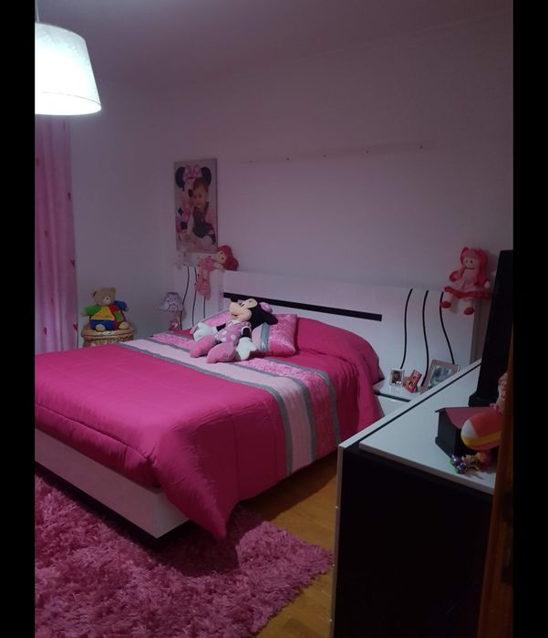 Cama casal com aparador e mesinhas de cabeceira