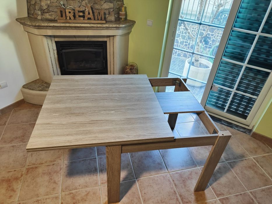 Conjunto Mesa e 4 cadeiras.