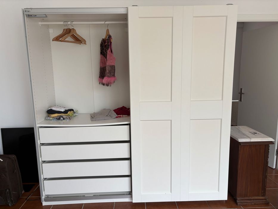 Roupeiro IKEA PAX com portas GRIMO brancas
