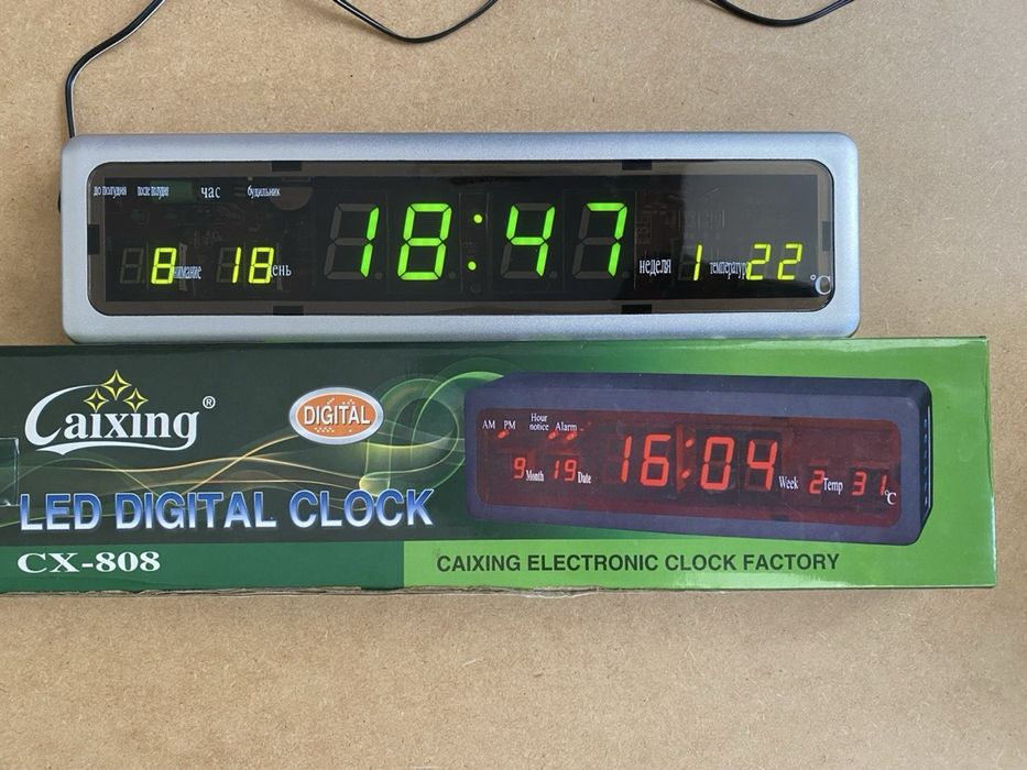 Електронний настільний годинник з будильником