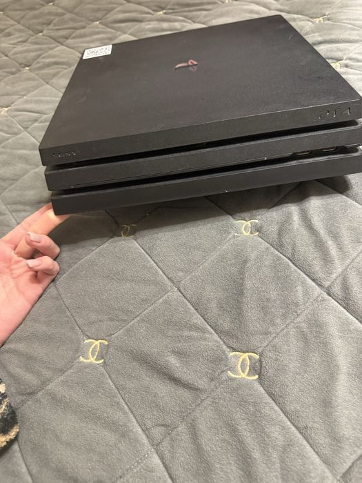 Продам плейстейшн 4 про,play station pro