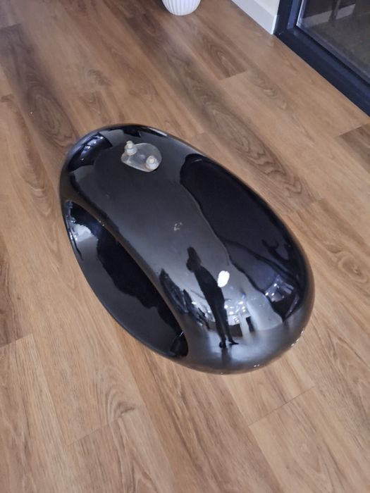 Mesa de centro / apoio (Tampo de vidro, base preta)