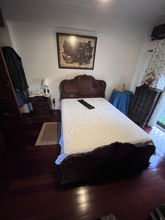 Cama+Colchão+mesa de cabeceira