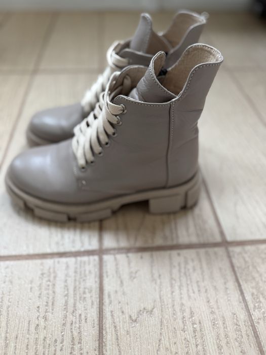 Продам черевики шкіряні,ботінки  жіночі бежеві