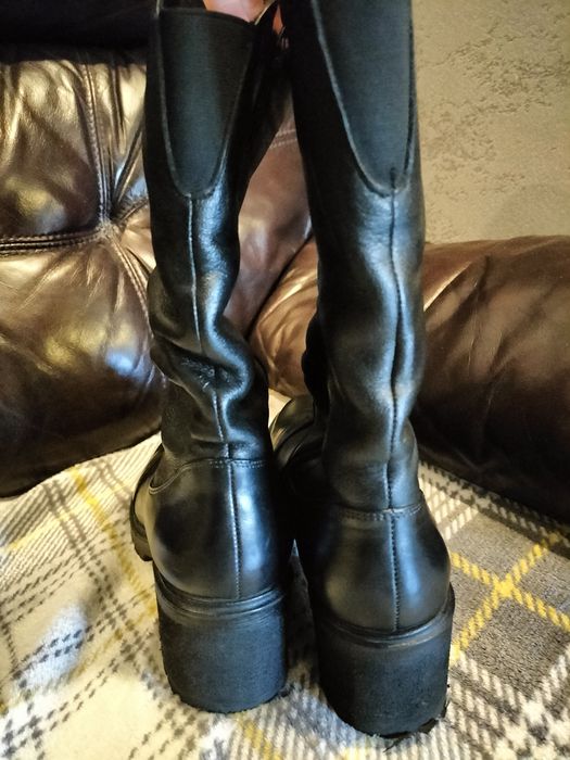 Шкіряні черевики.