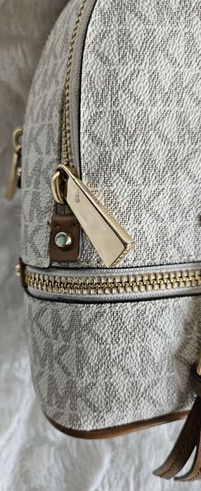 Sprzedam Śliczny plecaczek Mini rhea firmy Michael Kors 

Plecacze