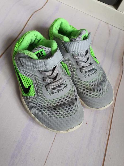 Buty sportowe/ adidasy Nike Revolution 3 roz. 26