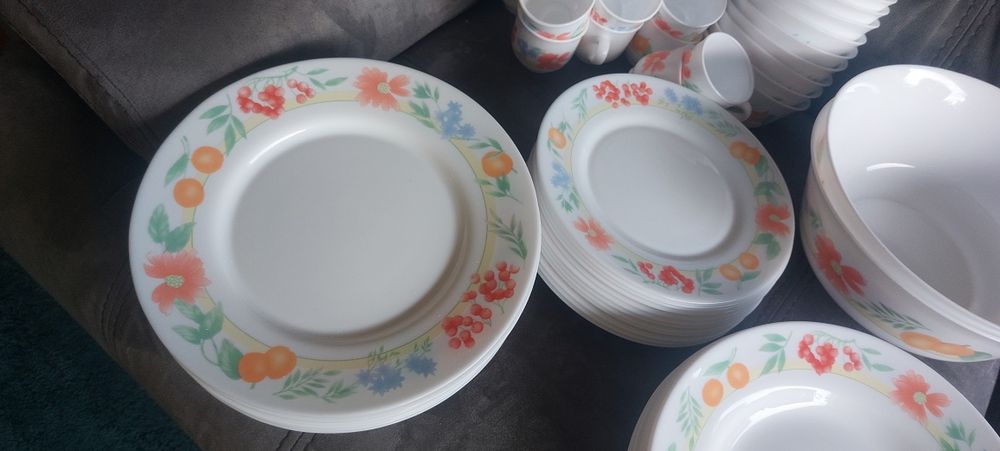 Serviço de loica Arcopal, 53 peças, pratos, saladeiras, taças,  cháven