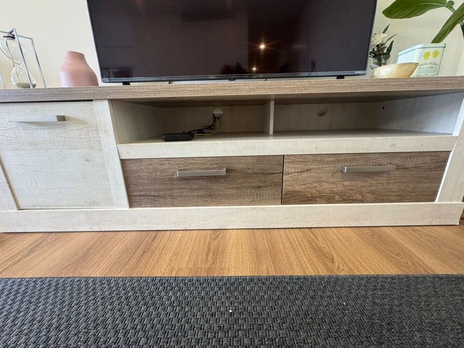 Móvel de TV madeira e branco