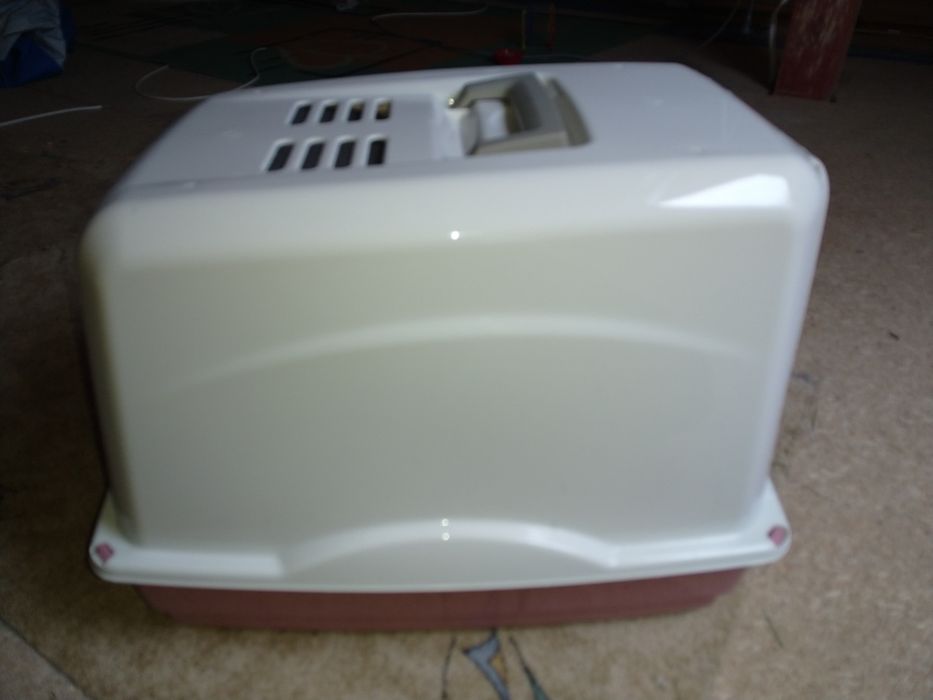 Duża kuweta dla kota z filtrem i miską.