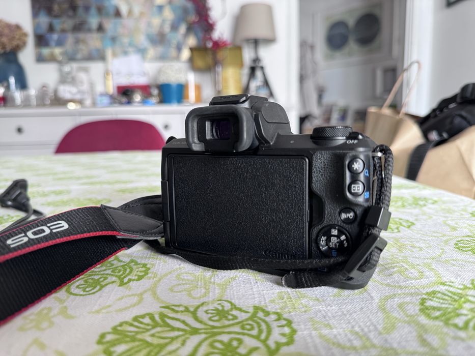 Canon EOS M50 preta + objetiva EF-M 15-45 mm IS STM preta