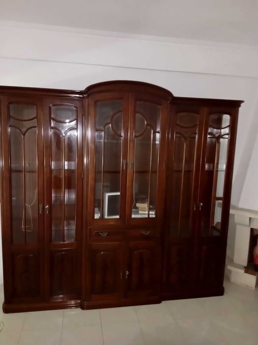 Cristaleira de madeira