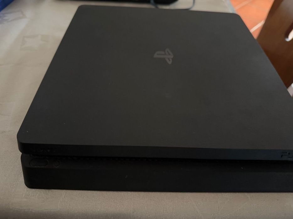 Playstation 4 - 500 GB + Horizon (Complete Edition) + God of War