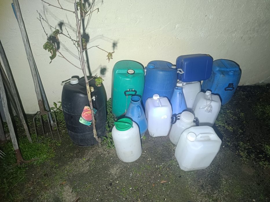 Depósitos e jerricans em plastico