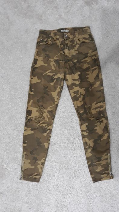 Nie jeansowe Bershka rozmiar 34 Moro