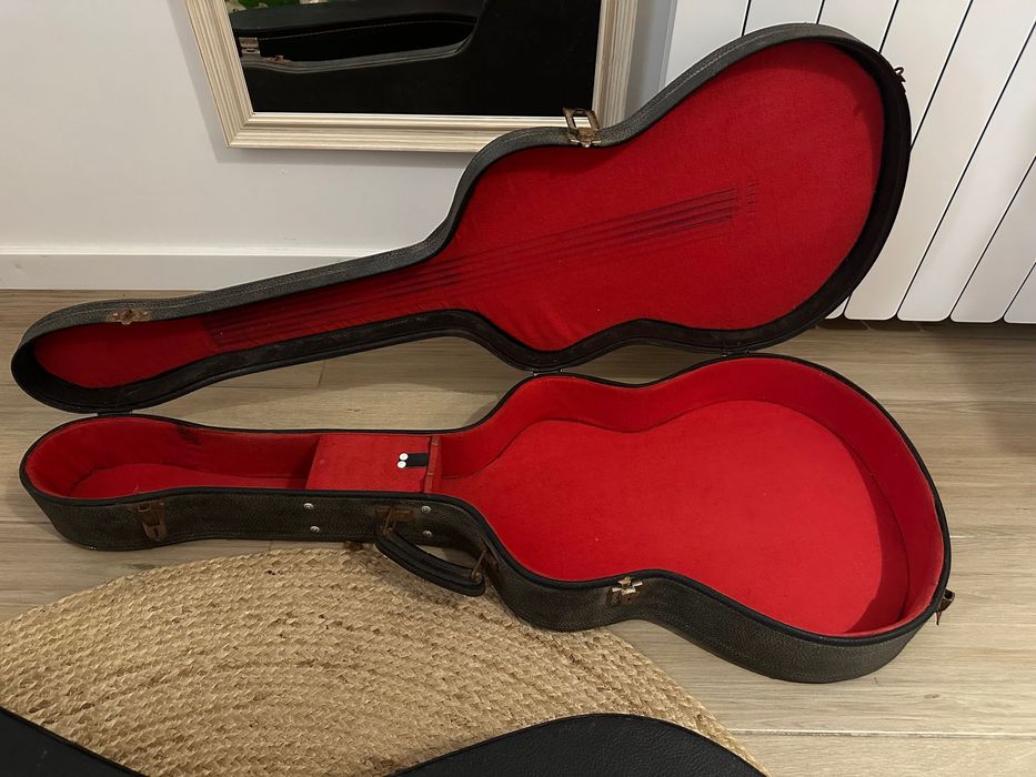 Estojo rígido para guitarra com interior acolchoado