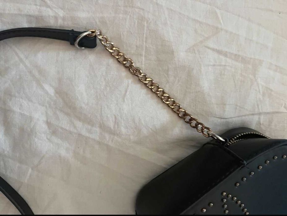 Mala Preta com detalhes dourados da Stradivarius
