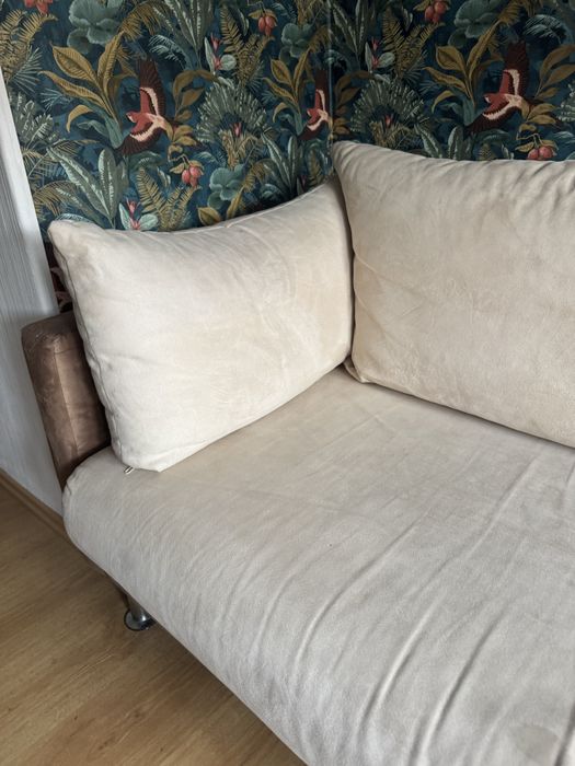 Bezowo-brązowa rozkladana sofa