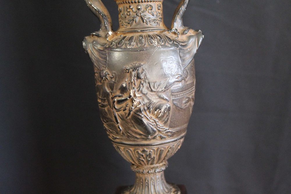 Ânfora vintage com duas pegas, decorada com cenas da Grécia Antiga