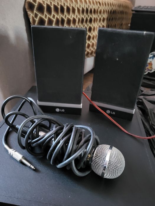 Колонки от музыкального центра и микрофон