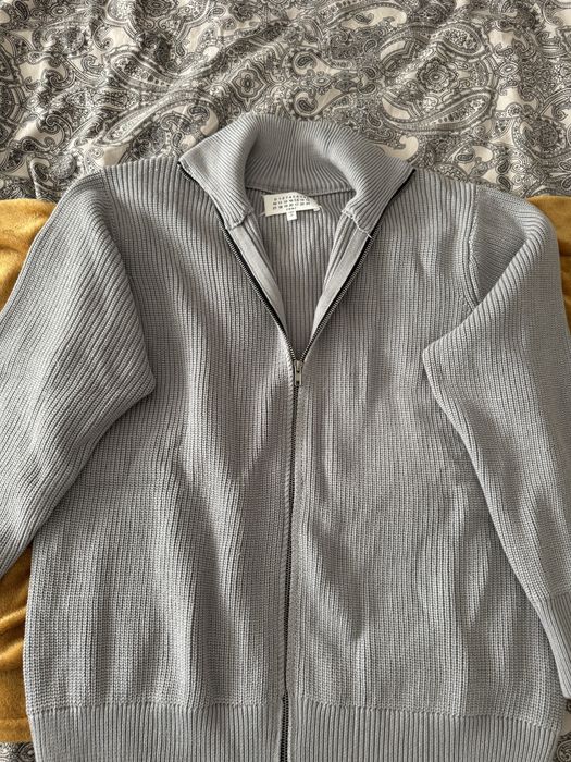 Cardigan de malha com fecho da Maison Margiela.