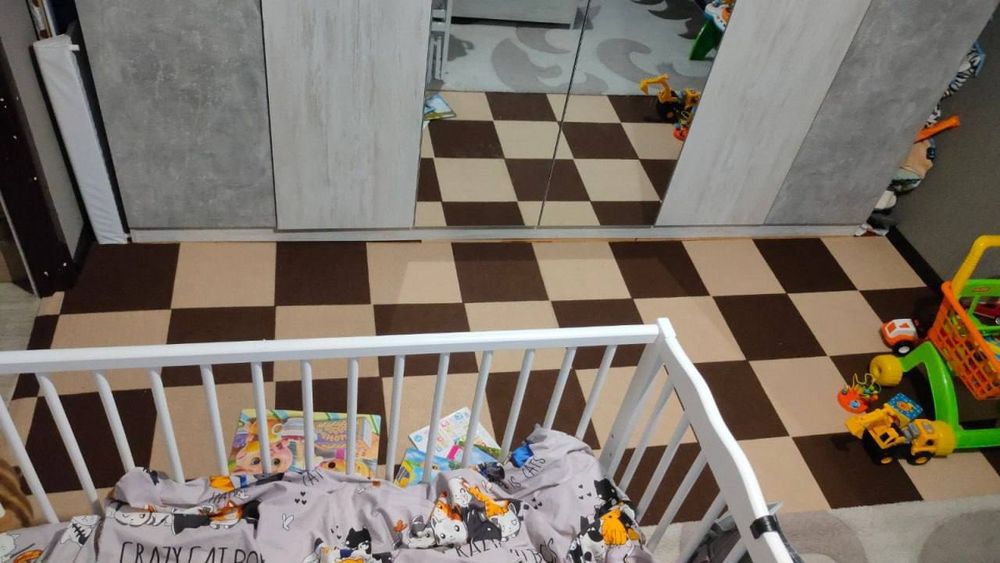 Самоклеюча плитка під ковролін