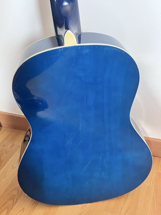 Guitarra acústica de cordas de nylon azul