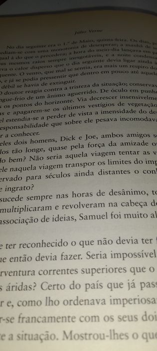 Livro de Júlio Verne cinco semanas em balão