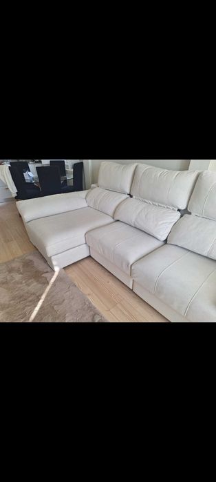 Sofá só com 8 meses de uso muito bonito e de extrema qualidade