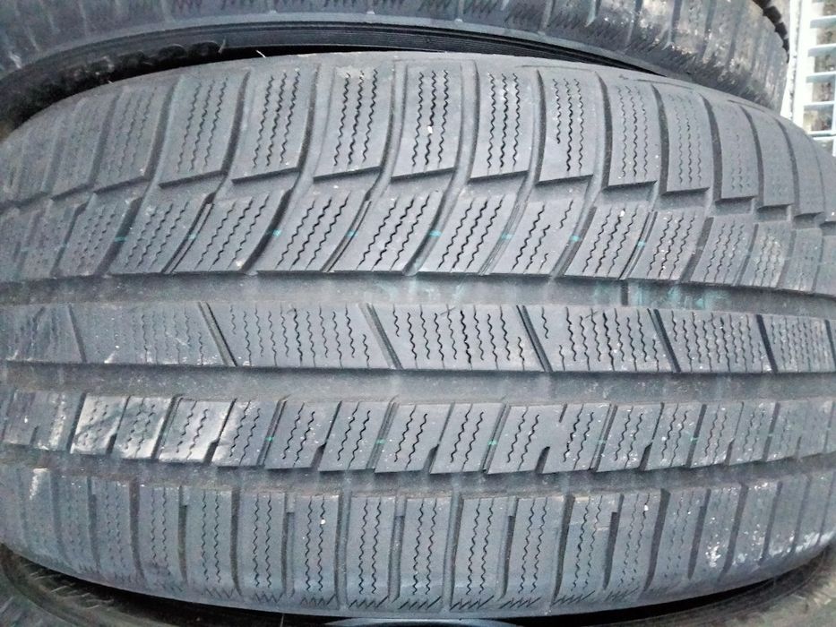 245 35R20 da Toyo