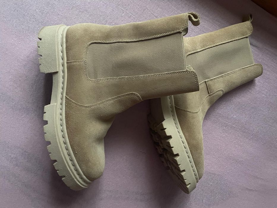 Nowe bezowe polbuty ze skory nubuk, 40- wkladka 26 cm.