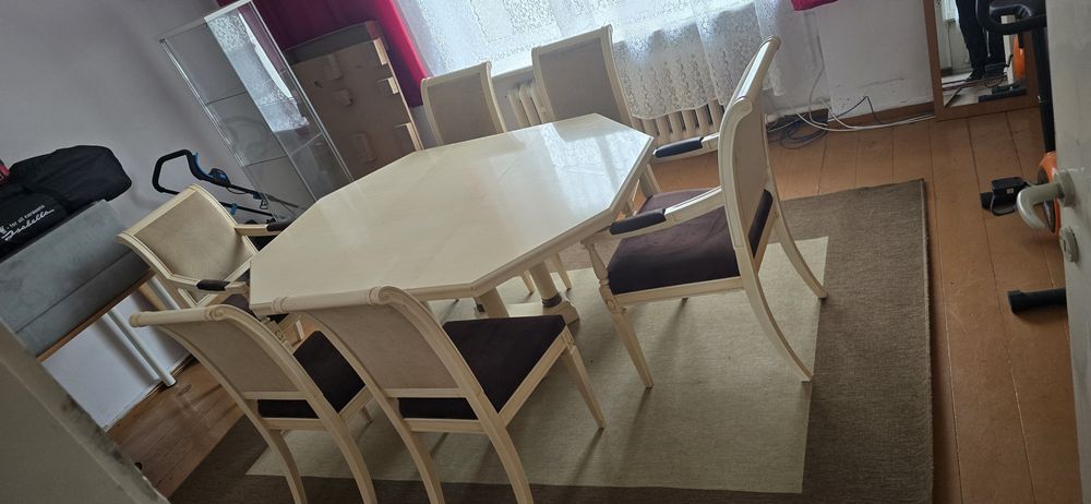 Zestaw stół kuchenny witryna i komoda.