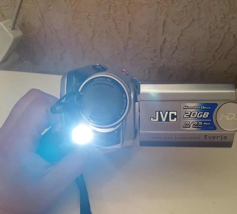 Цифровая видеокамера JVC Everio 20GB (HDD) / Видеокамера JVC