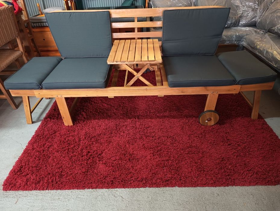 Drewniana, rozkładana ławka ogrodowa ze stolikiem. Sofa na taras