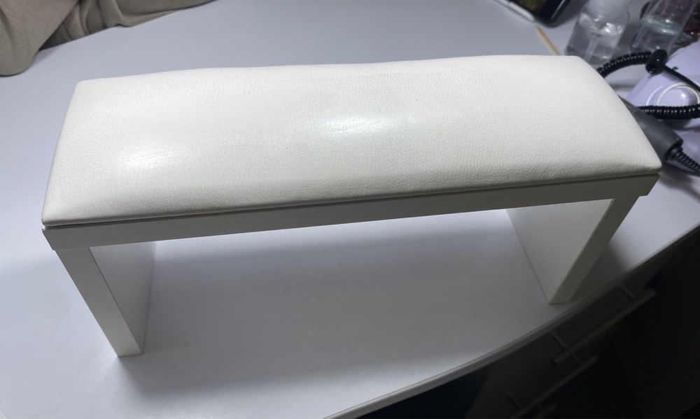 Підставка манікюрна на ніжках, біла