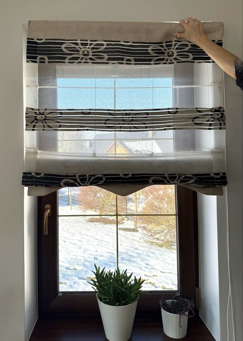 Roleta rzymska w kolorze beżowo-brązowym na okno