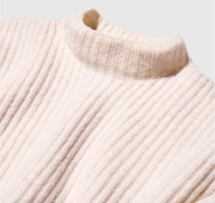 Светри Uniqlo soufflé yarn mock neck jumper та Fluffy V-Neck Sweater