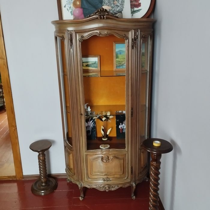 Вітрина ,комод вантажний.