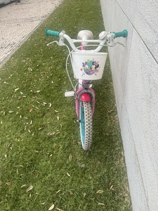 Bicicleta da minnie mouse com capacete,rodinhas e cestim pequeno