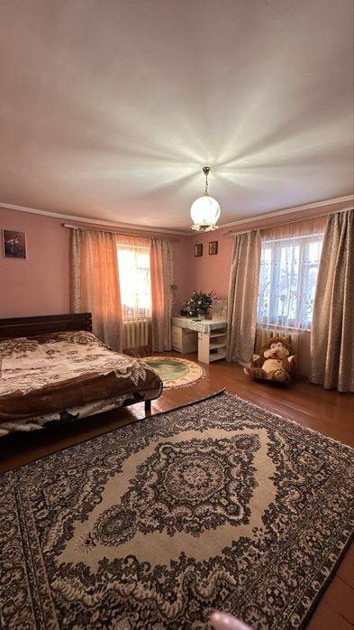 Добротний теплий будинок для життя біля лісу та річки