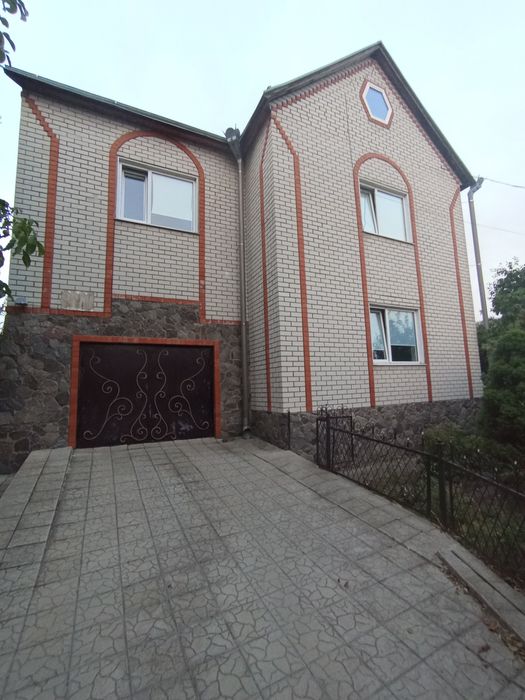 Міцний доглянутий будинок