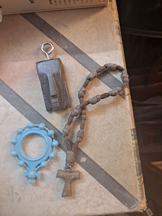 Stare rzeczy prl(dewocjonalja,kalkulator, druty)