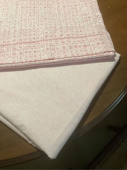 Lençois para cama  singular, o de baixo liso  e o de cima com fantasia