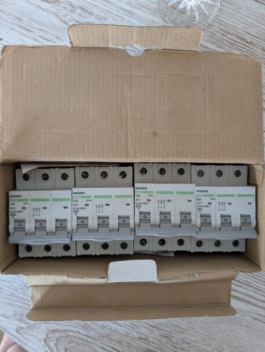 Триполюсні вимикачі Noark C20