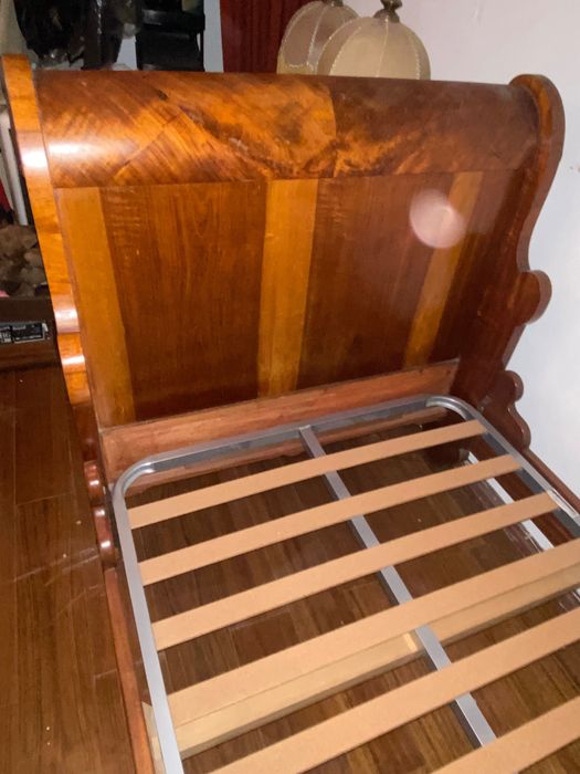 Cama de solteiro em madeira maciça